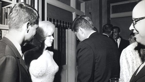 Президент США Джон Кеннеди во время встречи с Мэрилин Монро, 1962 - Sputnik Mundo