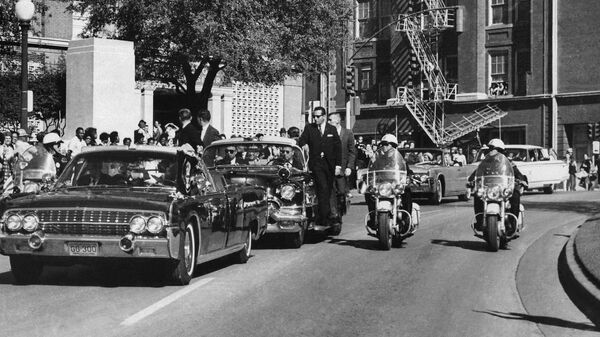 El presidente John F. Kennedy a pocos segundos de recibir un disparo mortal - Sputnik Mundo