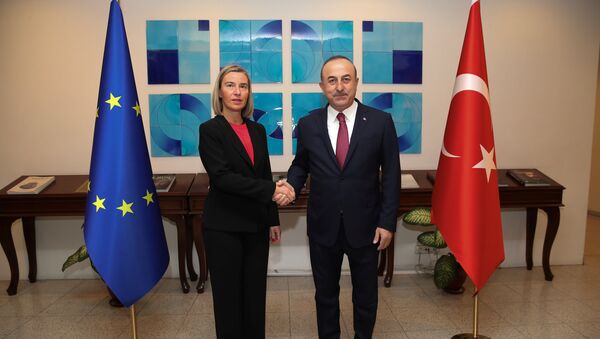 La jefa de la diplomacia de la UE, Federica Mogherini, y el canciller turco, Mevlut Cavusoglu - Sputnik Mundo