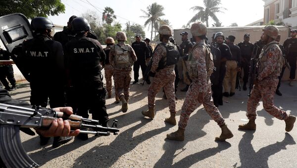 Militares cerca del Consulado general de China en Karachi tras anentado - Sputnik Mundo