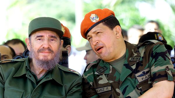 Fidel Castro y Hugo Chávez conversan en Venezuela durante un viaje del líder cubano en 2001 - Sputnik Mundo