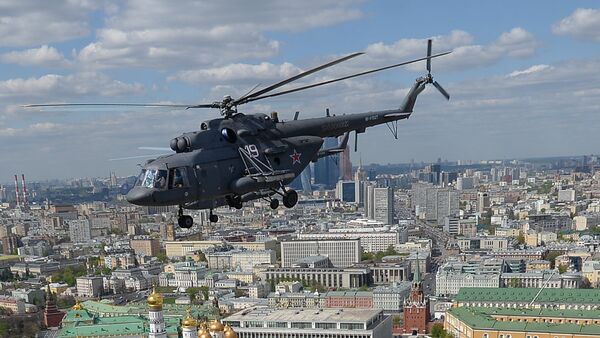 Mi-8 sobrevuela el centro de Moscú - Sputnik Mundo