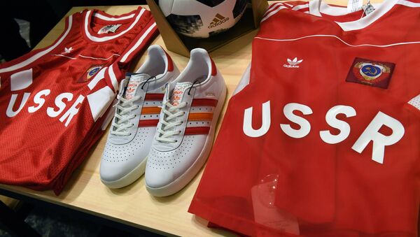 Ropa deportiva con símbolos de la URSS de Adidas - Sputnik Mundo
