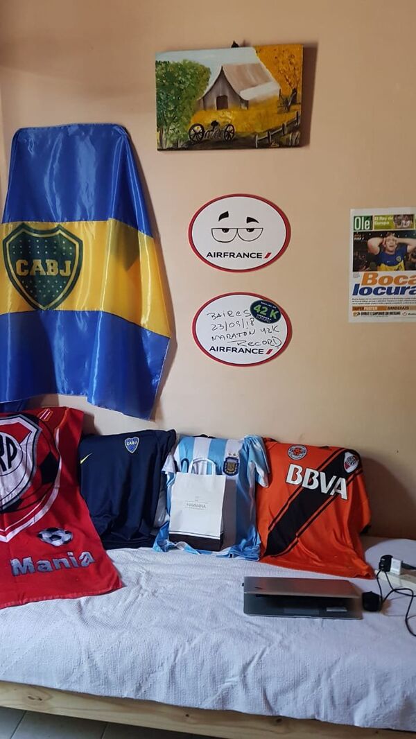 Pero el gallibosti también tiene banderas y camisetas de Boca Pero el gallibosti también tiene banderas y camisetas de Boca - Sputnik Mundo