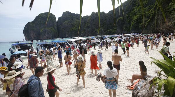 La playa tailandesa Maya Bay antes de su cierre para el turismo La playa tailandesa Maya Bay antes de su cierre para el turismo - Sputnik Mundo