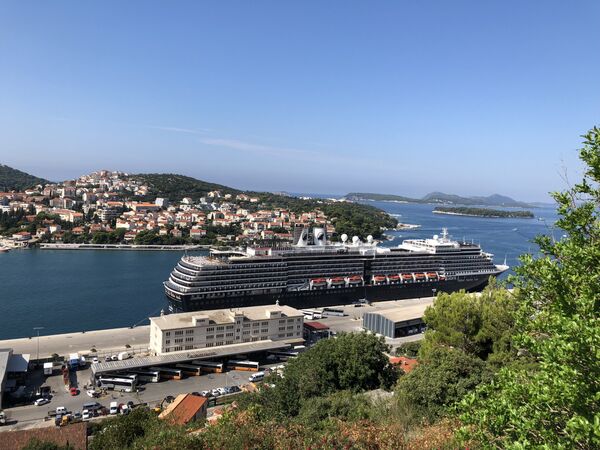 Buque de crucero atracado en la ciudad de Dubrovnik Buque de crucero atracado en la ciudad de Dubrovnik - Sputnik Mundo