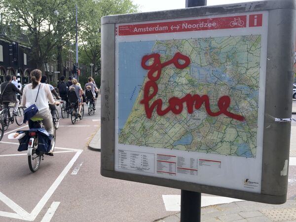 Grafiti sobre un mapa turístico en la ciudad de Ámsterdam: 'Vallan a casa' Grafiti sobre un mapa turístico en la ciudad de Ámsterdam: 'Vallan a casa' - Sputnik Mundo