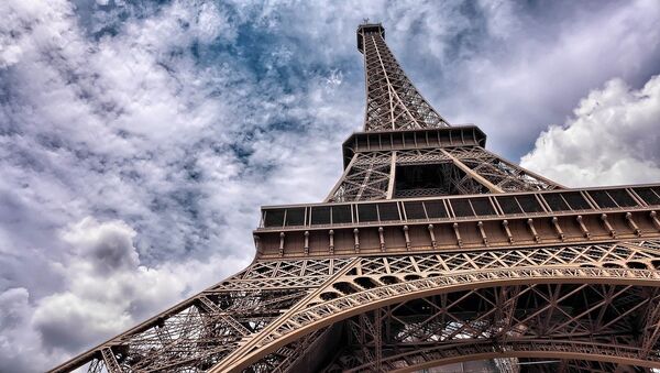 La Torres de Eiffel en París (Francia) - Sputnik Mundo