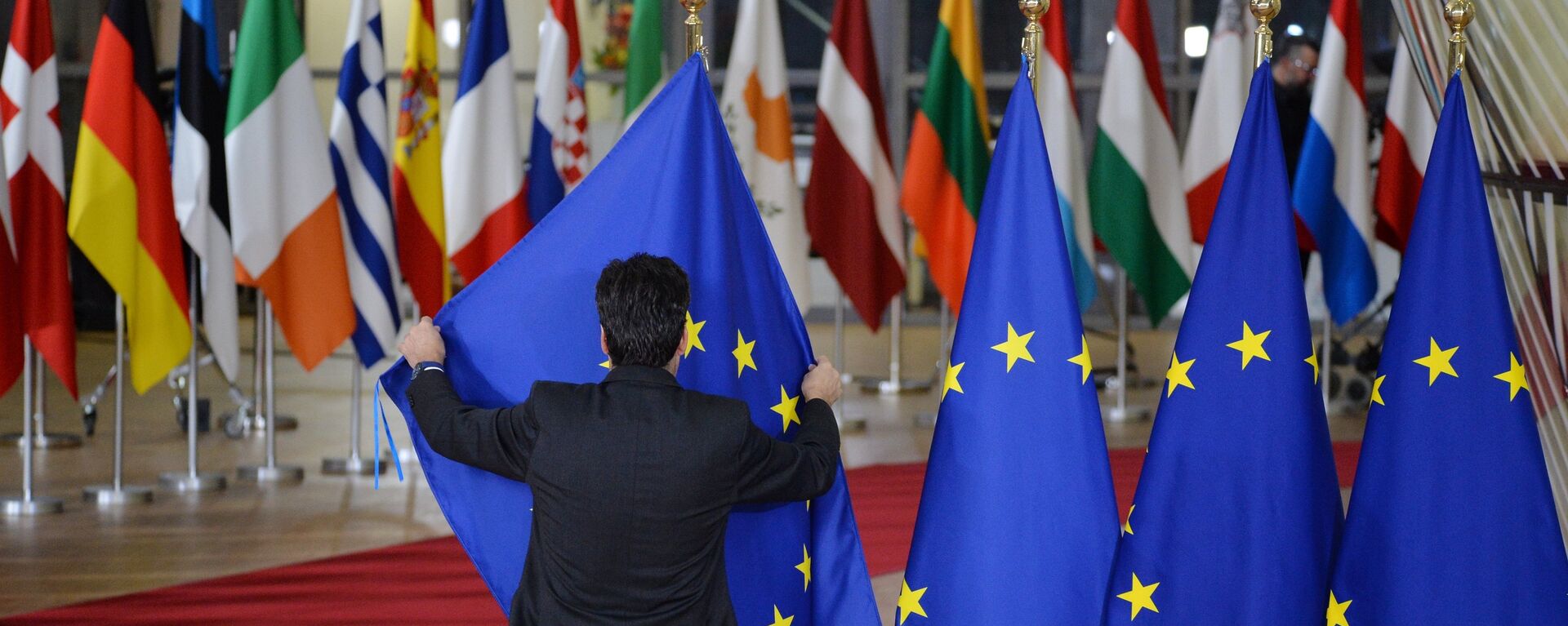 Las banderas de los países de la UE y bandera de la UE en Bruselas - Sputnik Mundo, 1920, 12.08.2021