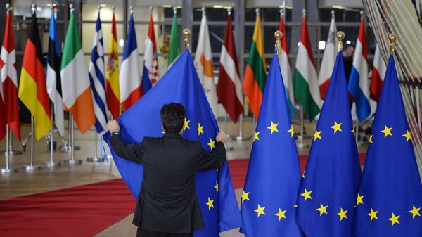 Las banderas de los países de la UE y bandera de la UE en Bruselas - Sputnik Mundo