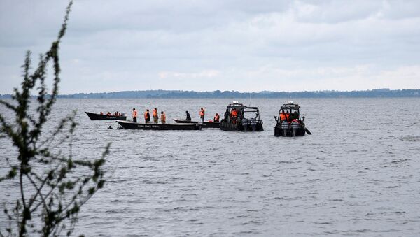 La operación de rescate en el lago Victoria, Uganda - Sputnik Mundo
