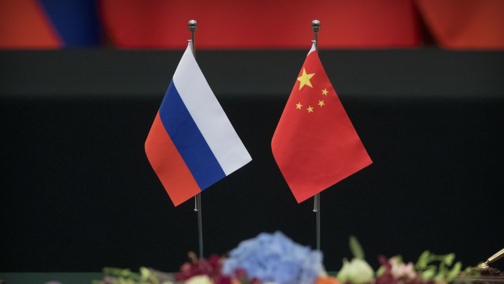 Las banderas de Rusia y China - Sputnik Mundo, 1920, 14.06.2022