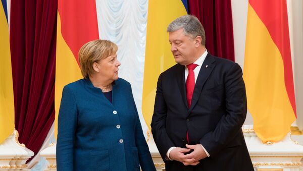 La canciller federal alemana, Angela Merkel, con el presidente ucraniano, Petró Poroshenko (archivo) - Sputnik Mundo