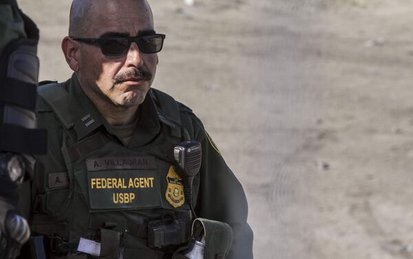 Agente de la USBP (border patrol) que disparó gases lacrimógenos contra la manifestación de centroamericanos en territorio mexicano - Sputnik Mundo