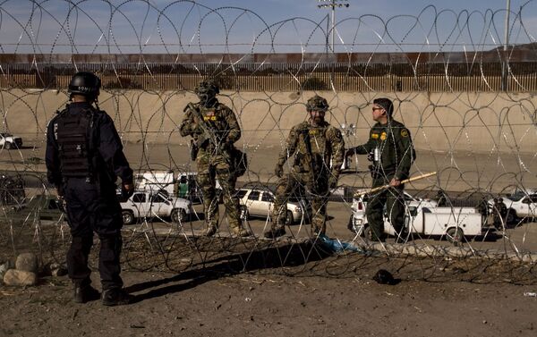 Elemento de la Policía Federal mexicana obedece las órdenes de los agentes de la USBP (border patrol norteamericana) Elemento de la Policía Federal mexicana obedece las órdenes de los agentes de la USBP (border patrol norteamericana) - Sputnik Mundo