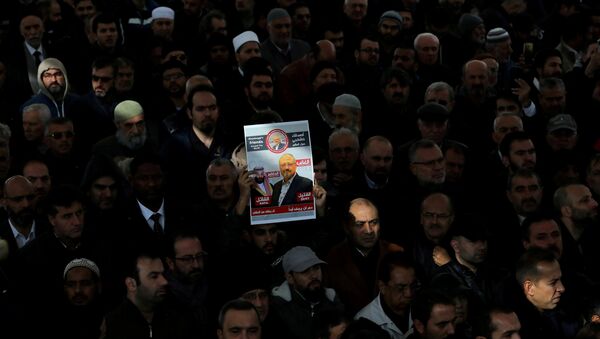 Activistas con una foto y del periodista saudi, Jamal Khashoggi - Sputnik Mundo