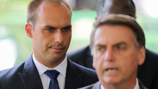 Eduardo Bolsonaro (izquierda), hijo del presidente electo de Brasil, Jair Bolsonaro (derecha) - Sputnik Mundo