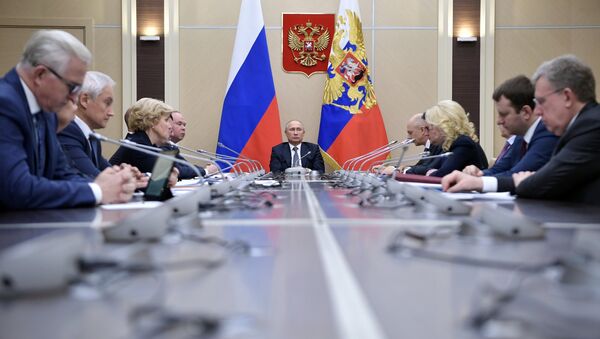 Vladímir Putin, presidente ruso, durante la reunión con miembros del Gobierno - Sputnik Mundo