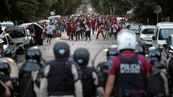 Hinchas de River Plate se enfrentan con la policía antidisturbios el día del partido de vuelta de la Copa Libertadores de América - Sputnik Mundo