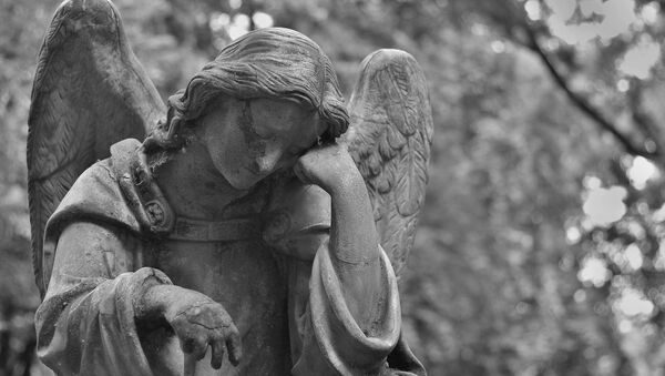 Una estatua de ángel en un cementerio - Sputnik Mundo