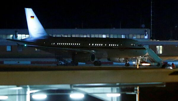 El avión de la canciller alemana Angela Merkel en el aeropuero de Colonia - Sputnik Mundo