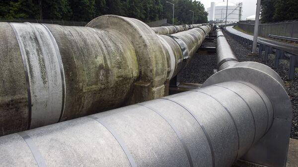 Tuberías que trasladan el gas natural licuado a una cisterna en Lusby  - Sputnik Mundo