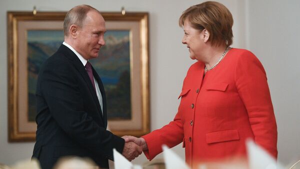  El presidente ruso, Vladímir Putin, y la canciller alemana, Angela Merkel - Sputnik Mundo