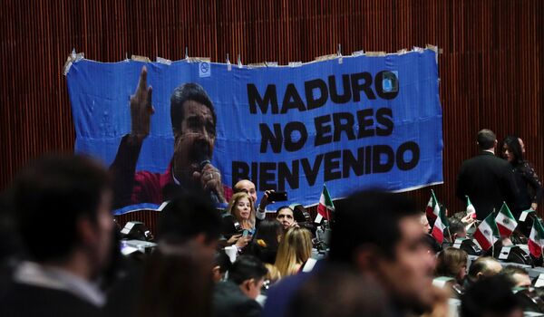 Pancarta con las palabras Maduro no eres bienvenido, colgada durante la ceremonia de toma de posesión de AMLO, 1 de diciembre de 2018 Pancarta con las palabras Maduro no eres bienvenido, colgada durante la ceremonia de toma de posesión de AMLO, 1 de diciembre de 2018 - Sputnik Mundo