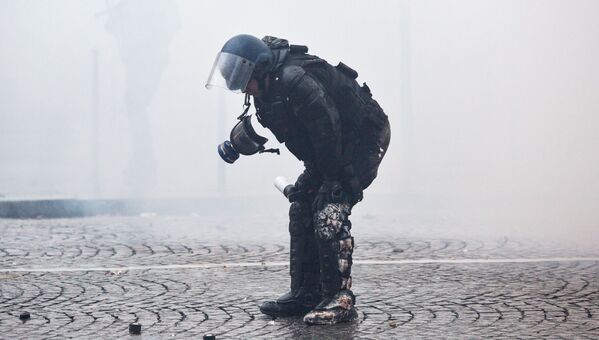 Fuego, enfrentamientos y caos: así defienden sus derechos en París los 'chalecos amarillos' Fuego, enfrentamientos y caos: así defienden sus derechos en París los 'chalecos amarillos' - Sputnik Mundo