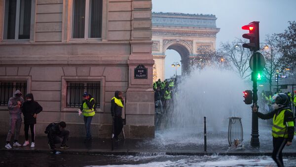 Las protestas de los chalecos amarillos en París, Francia - Sputnik Mundo