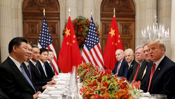 El presidente de EEUU, Donald Trump, con su homólogo chino, Xi Jinping,en las negociaciones entre EEUU y China en G20 en Argentina - Sputnik Mundo