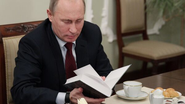Putin lee un libro - Sputnik Mundo