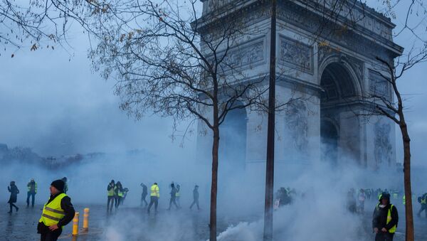 Protestas de los 'chalecos amarillos' cerca del Arco del Triunfo en París, Francia - Sputnik Mundo