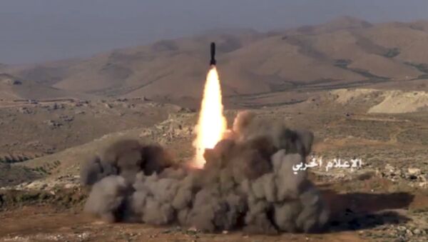 Los combatientes de Hizbulá lanzan un misil contra las posiciones de los terroristas vinculados con Al-Qaeda en la frontera siria-libanesa (archivo) - Sputnik Mundo