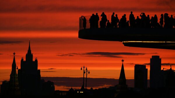 Turistas en el puente flotante del parque Zariadie, en Moscú - Sputnik Mundo