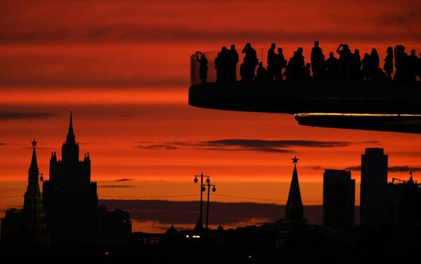 Turistas en el puente flotante del parque Zariadie, en Moscú - Sputnik Mundo
