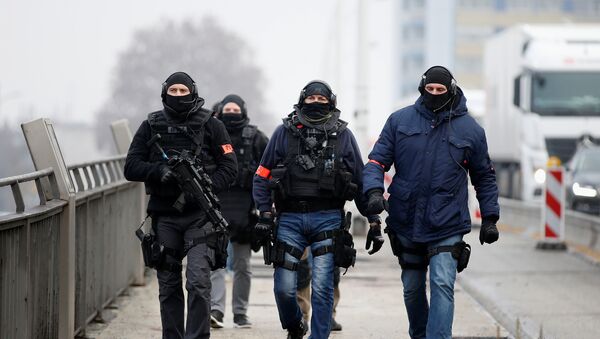 El patrullaje de la policia francesa especial tras el tiroteo de Estrasburgo - Sputnik Mundo