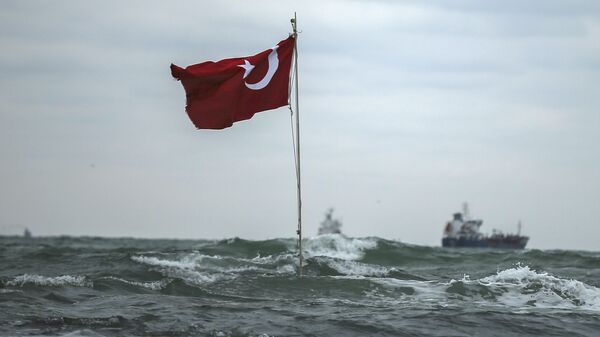 Una bandera de Turquía en la costa (archivo) - Sputnik Mundo