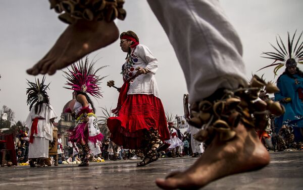 Danzantes frente a la Basílica de Guadalupe - Sputnik Mundo