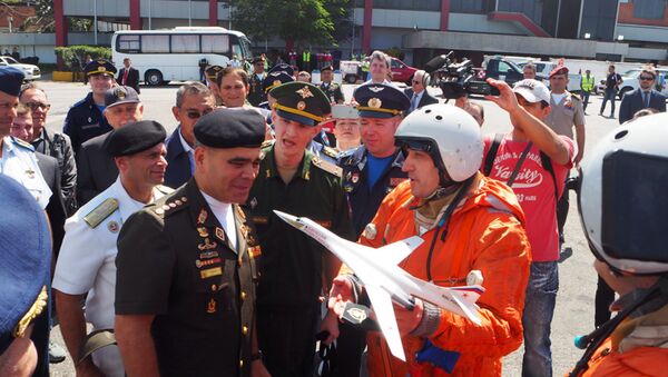Vladimir Padrino López, ministro de Defensa de Venezuela junto a los pilotos del avión ruso Tu-160 - Sputnik Mundo