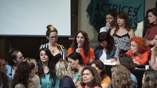Thelma Fardin en conferencia de prensa, hablando sobre la denuncia por violación contra el actor Juan Darthés, acompañada de actrices argentinas.  - Sputnik Mundo