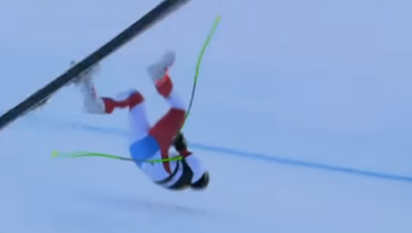 Un esquiador suizo sufre una espantosa caída en la pista - Sputnik Mundo