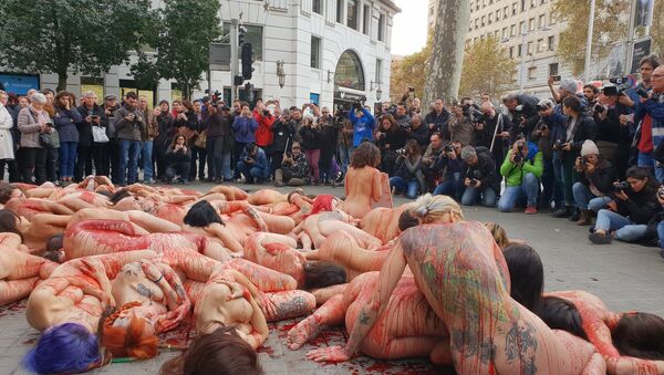 Activistas de AnimaNaturalis se desnudan en Barcelona contra el maltrato animal, 16 de diciembre de 2018 - Sputnik Mundo