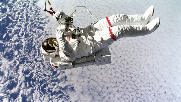Un astronauta en el espacio, referencial - Sputnik Mundo