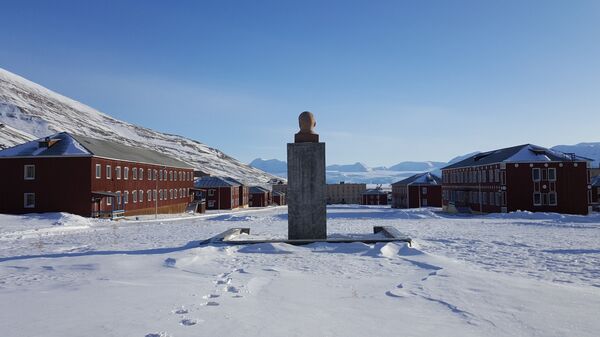 Vista del monumento a Vladímir Lenin y unos edificios del pueblo Piramida en el archipiélago de Svalbard - Sputnik Mundo