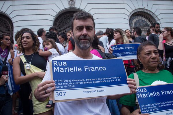 Marcelo Freixo, diputado federal electo por Río de Janeiro, con un cartel en homenaje a la concejal Marielle Franco Marcelo Freixo, diputado federal electo por Río de Janeiro, con un cartel en homenaje a la concejal Marielle Franco - Sputnik Mundo