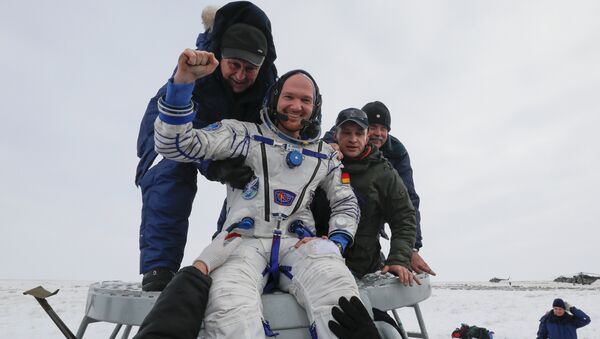 Alexander Herst, el astronauta alemán, tras el aterrizaje de la cápsula de la nave Soyuz MS-09 - Sputnik Mundo
