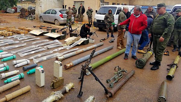 Una operación conjunta de militares rusos y las fuerzas de seguridad de Siria ha logrado encontrar un gran depósito de armas y municiones abandonado por terroristas en campos agrícolas de la provincia de Deraa, al sur de Siria - Sputnik Mundo
