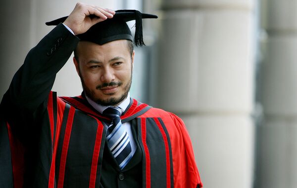 El hijo mayor Muhamad Gadafi posa ante los fotógrafos tras graduarse de la Universidad de Liverpool. El hijo mayor Muhamad Gadafi posa ante los fotógrafos tras graduarse de la Universidad de Liverpool. - Sputnik Mundo