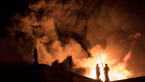 El incendio en el Museo Nacional de Brasil en Río de Janeiro - Sputnik Mundo